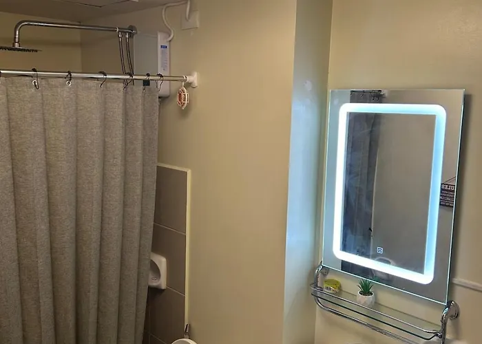 Near Airport Naia Mall Fast Wifi Kitchenette Rouzelea Nest * Manila